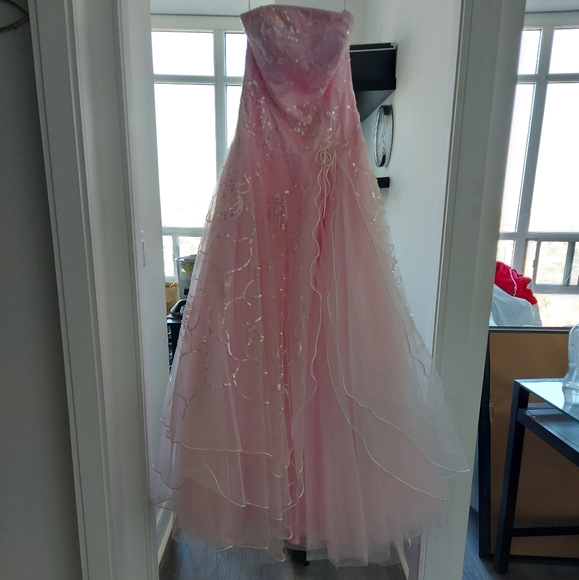 Beautiful Cache Gown🩰🛍 - Picture 4 of 17